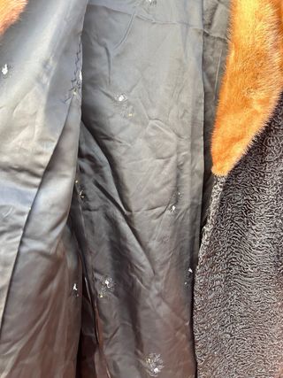 Pelliccia nera con collo marrone