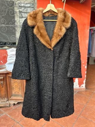 Pelliccia nera con collo marrone