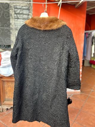 Pelliccia nera con collo marrone