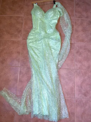 Vestido de fiesta verde con incrustaciones brillo