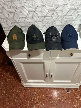 4 Cappelli Adidas e Chicago Bulls. Originali