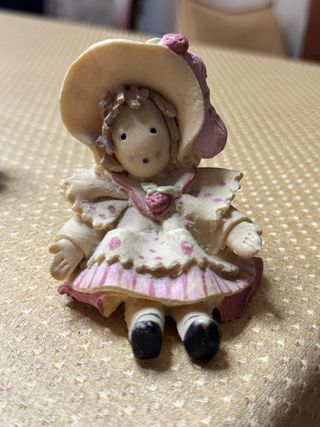 Statuetta bambina con cappello e fragole