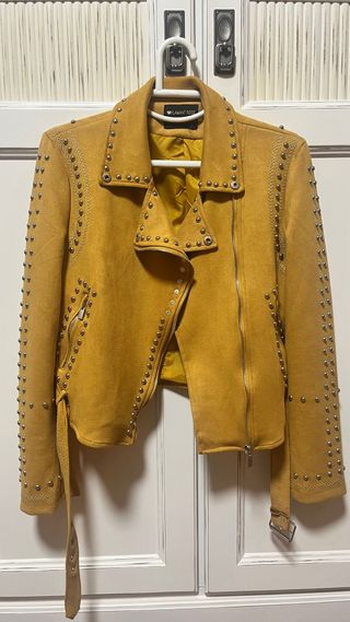 Cazadora Flamant Rose Amarilla Tachas