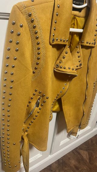 Cazadora Flamant Rose Amarilla Tachas