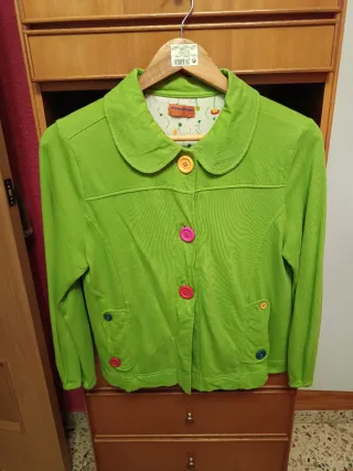 Chaqueta verde con botones de colores