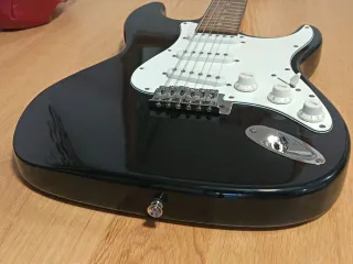 Guitarra Eléctrica Negra - Buen Estado