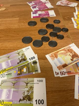 Billetes y monedas de juguete