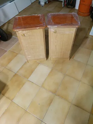 2 Mesitas de noche de madera