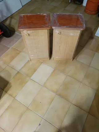 2 Mesitas de noche de madera