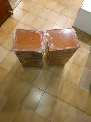 2 Mesitas de noche de madera