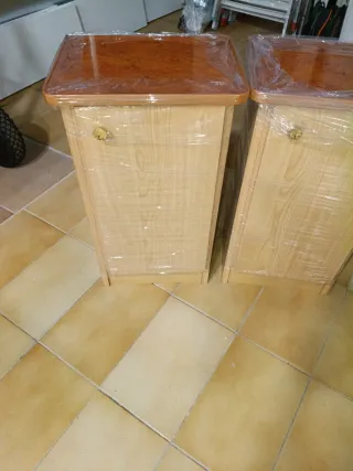 2 Mesitas de noche de madera