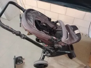 Carrito de bebé con silla y capazo