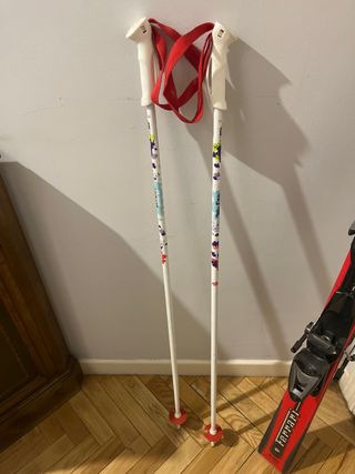 Palos de esquí blancos con diseño