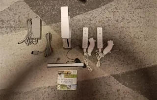 Console Nintendo Wii + 2 Controller + Nunchuk + Gioco