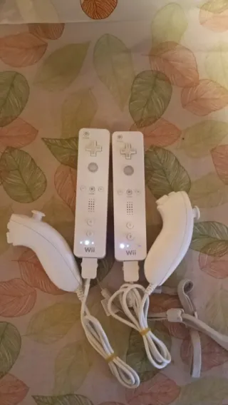 Console Nintendo Wii + 2 Controller + Nunchuk + Gioco