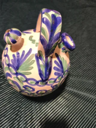 Botijo de cerámica pintado a mano