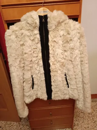 Chaqueta pelo Zara beige y negra