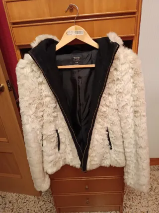 Chaqueta pelo Zara beige y negra