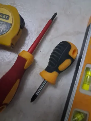 Herramientas: Nivel, Cinta Métrica y Destornillado