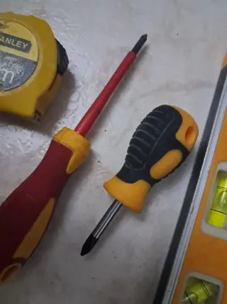 Herramientas: Nivel, Cinta Métrica y Destornillado