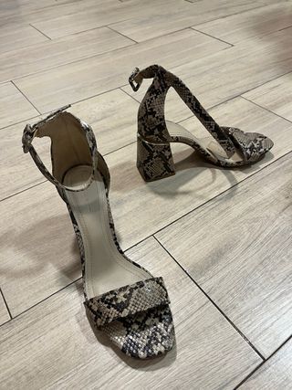 Sandalias de tacón estampado serpiente