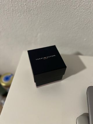 Reloj Tommy Hilfiger Negro con factura y bolsa