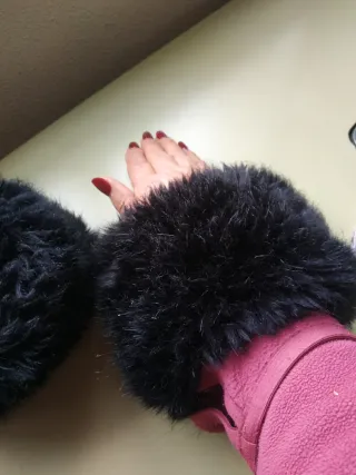 Puños pelo sintético negros