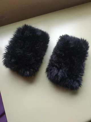 Puños pelo sintético negros