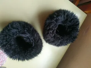 Puños pelo sintético negros