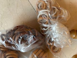 Lote anillas y topes cortina madera