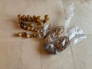 Lote anillas y topes cortina madera