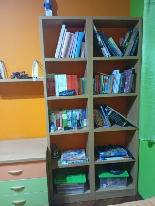 Dormitorio infantil estantería y cajones