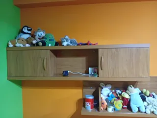 Dormitorio infantil estantería y cajones