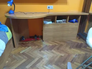 Dormitorio infantil estantería y cajones