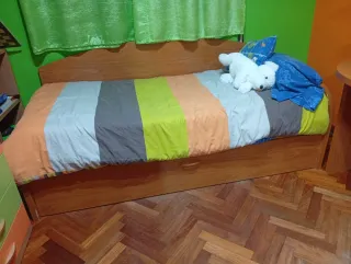 Dormitorio infantil estantería y cajones