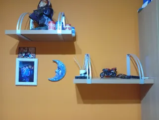 Dormitorio infantil estantería y cajones