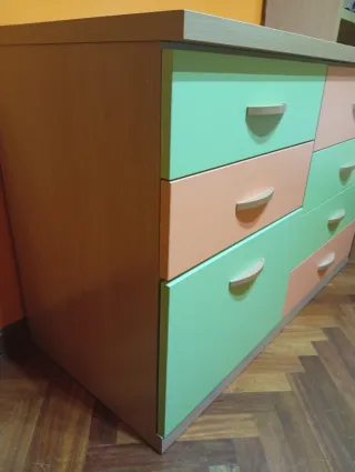 Dormitorio infantil estantería y cajones