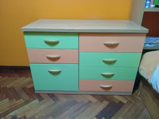 Dormitorio infantil estantería y cajones