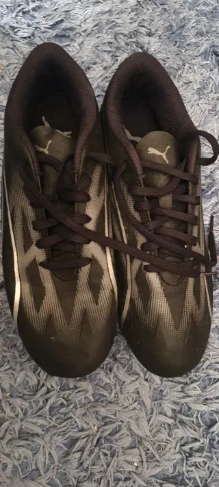 Zapatos de fútbol negros y plateados