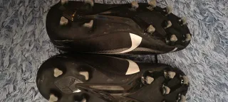 Zapatos de fútbol negros y plateados