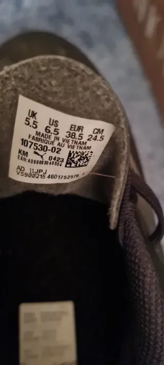 Zapatos de fútbol negros y plateados