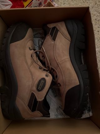 Botas de montaña Aigle beige y negras,