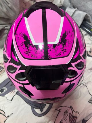 Casco de moto rosa con diseño