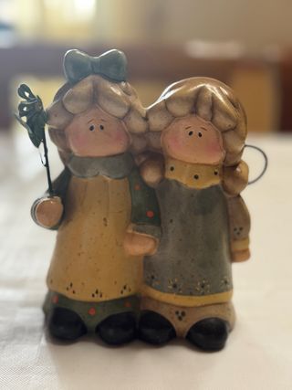 Statuetta bambine abbracciate con fiore