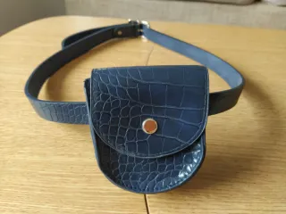 Cinturón azul marino con monedero