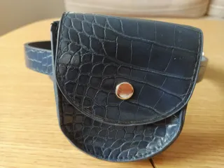 Cinturón azul marino con monedero