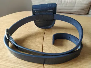 Cinturón azul marino con monedero