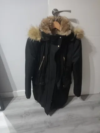Abrigo negro Zara con capucha pelo