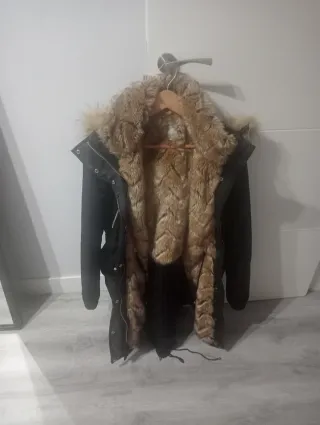 Abrigo negro Zara con capucha pelo