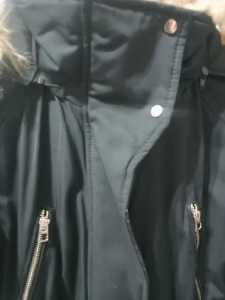 Abrigo negro Zara con capucha pelo